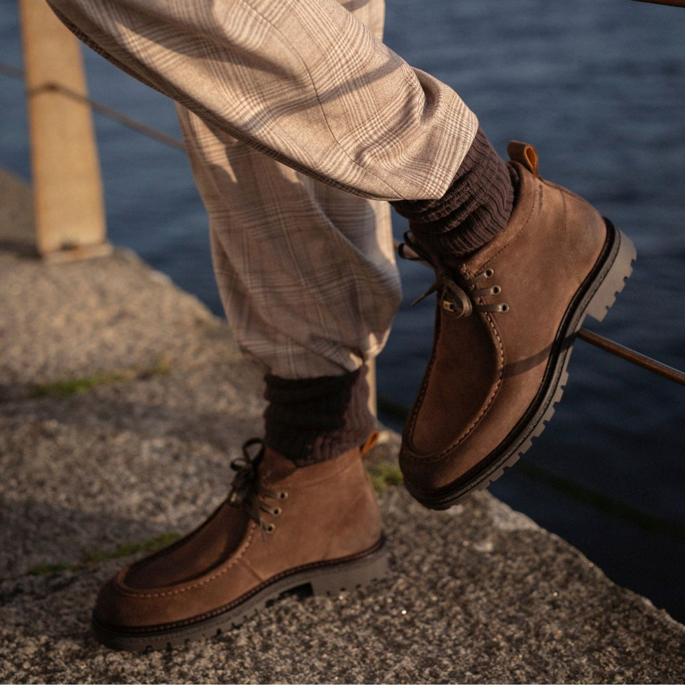 Scarponcino Uomo in Pelle Scamosciata Tabacco – Ambitious