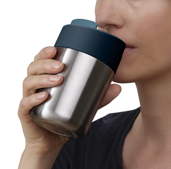 Tazza da Viaggio in Acciaio con Tappo a Ribalta "Sipp" - Joseph Joseph