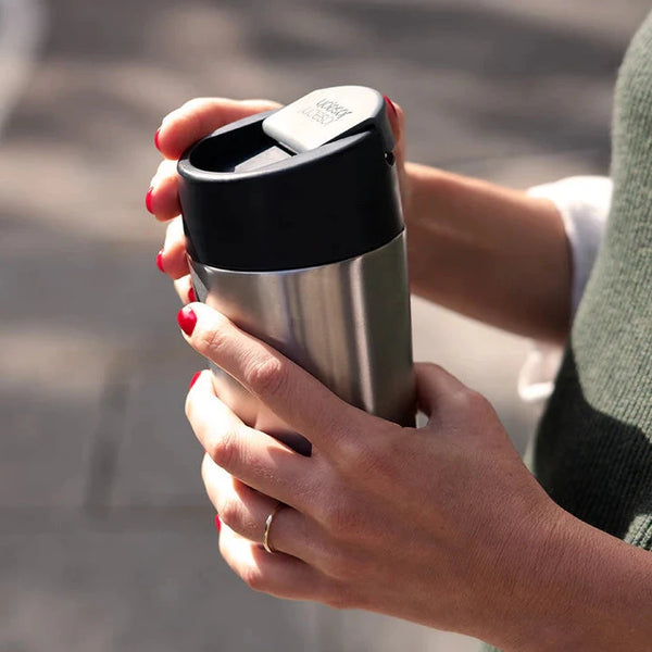 Tazza da Viaggio in Acciaio con Tappo a Ribalta "Sipp" - Joseph Joseph